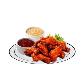 Chicken Wings mit Pommes & Salat  Für echte Fingerfood-Fans: Würzig marinierte und kross gebackene Chicken Wings. Die saftigen Flügel harmonieren perfekt mit den knusprigen Pommes frites und der Frische des knackigen Salats. Ideal zum Dippen und Genießen.