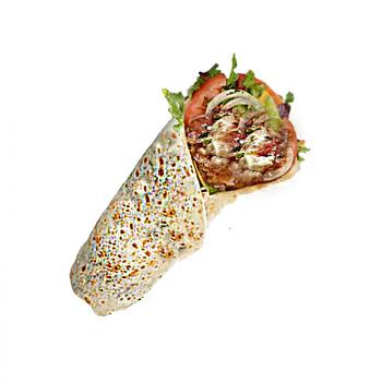 Unser Lahmacun mit zart schmelzendem Weichkäse und Fleisch. Cremiger Genuss, perfekt für Liebhaber der mediterranen Küche.