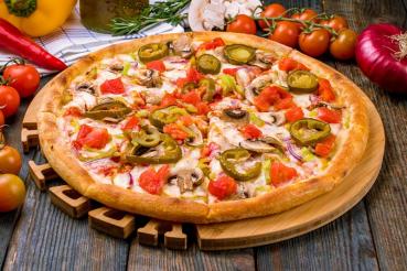 Pizza Kamila mit sauren Gurken bestellen | Asmen Grillhaus