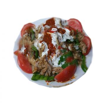 Saftiges Fleisch mit Salat und Sauce – ganz ohne Brot in der Schale serviert.