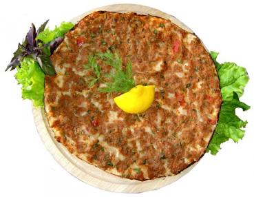 Ein dünner, knuspriger Teigfladen, traditionell belegt mit einer feinen Mischung aus Rinderhackfleisch, Tomaten, Zwiebeln und Petersilie