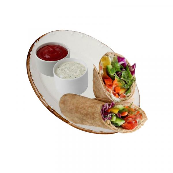 Genieße unseren traditionellen, knusprigen Lahmacun mit frischem Salat und Sauce. Der authentische Snack