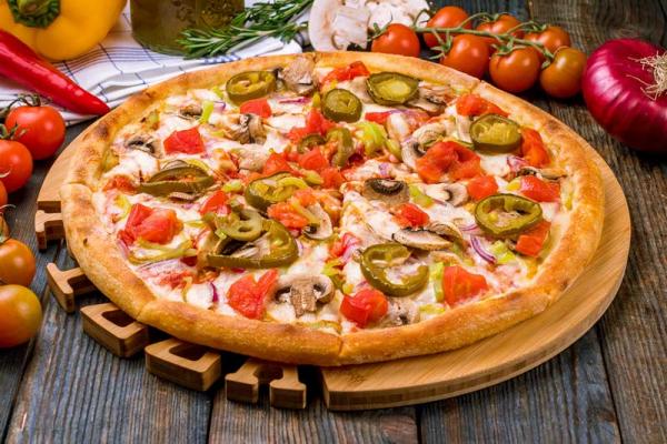 Pizza Kamila mit sauren Gurken bestellen | Asmen Grillhaus