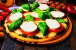 Pizza Mozzarella mit frischen Tomaten | Asmen Grillhaus