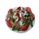 Saftiges Fleisch mit Salat und Sauce – ganz ohne Brot in der Schale serviert.